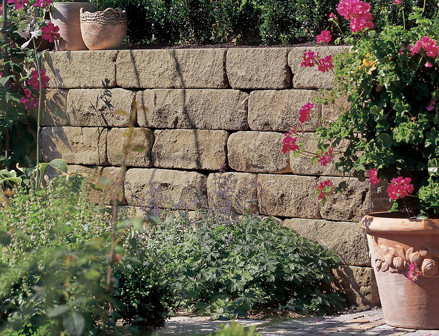 Gartenmauer SANTURO Weinbergmauer in der Farbe Schilfsand als Gestaltungselement im Garten