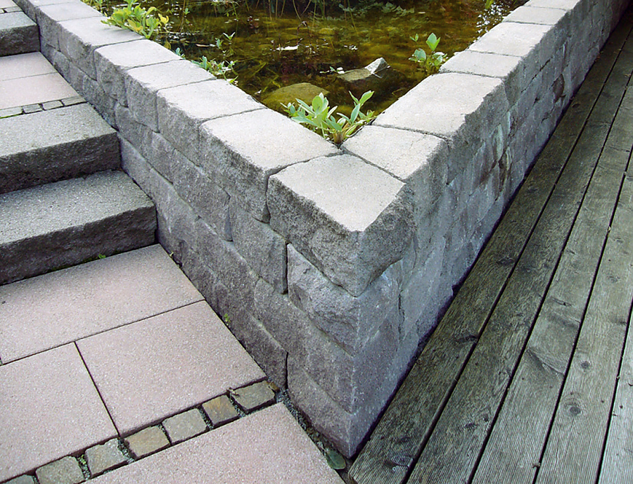 Gartenmauer SANTURO Weinbergmauer in der Farbe Naturgrau als Teichumrandung