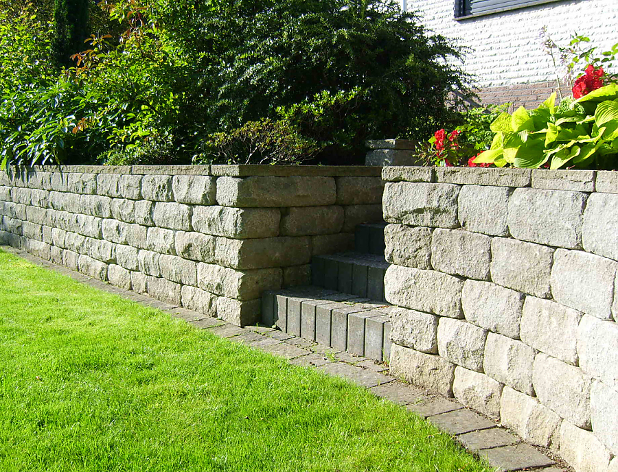 Gartenmauer SANTURO Weinbergmauer in der Farbe Naturgrau als Böschungsmauer im Garten