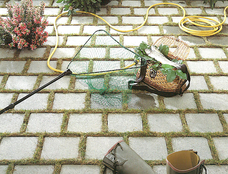 Pflasterstein TWIST Rasenfugenstein verlegte Fläche Pflasterstein TWIST Rasenfugenstein in der Farbe Naturgrau