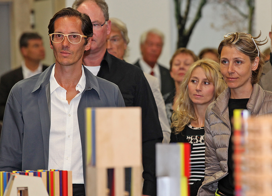 Besucher bei der Vernissage 