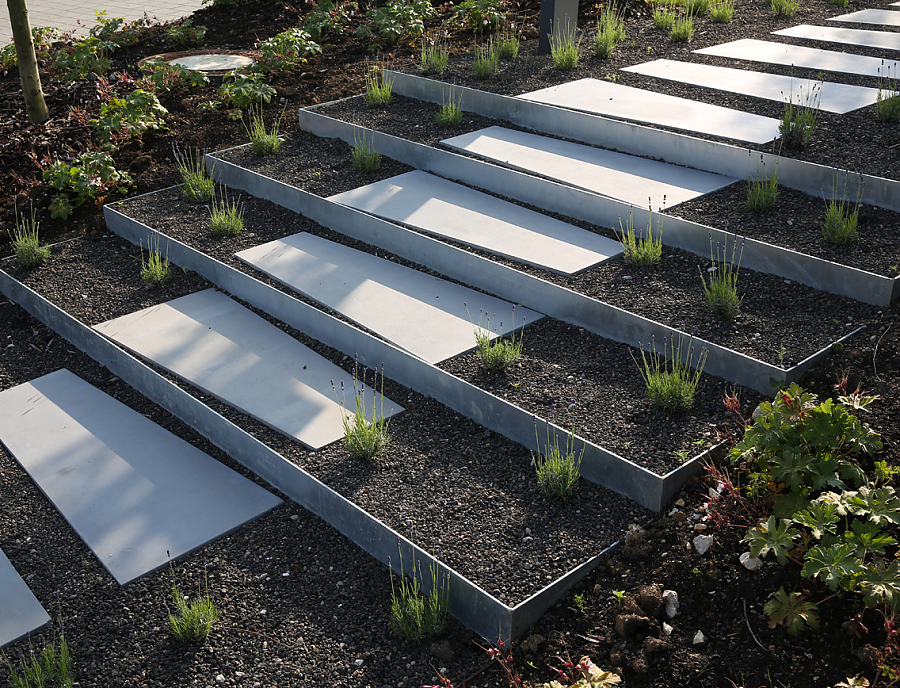 Terrassenplatte MEZZO Trapezplatte in der Farbe Dunkelgrau als Weg im Garten