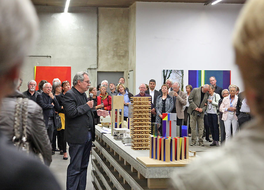 Besucher bei der Vernissage 