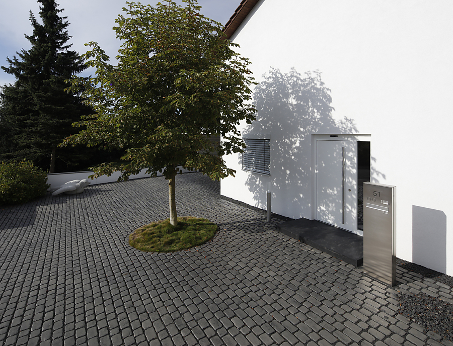COURT-STONE Pflastersteine, Farbe Pebble-Grey, im Eingangsbereich eines Hauses verlegt