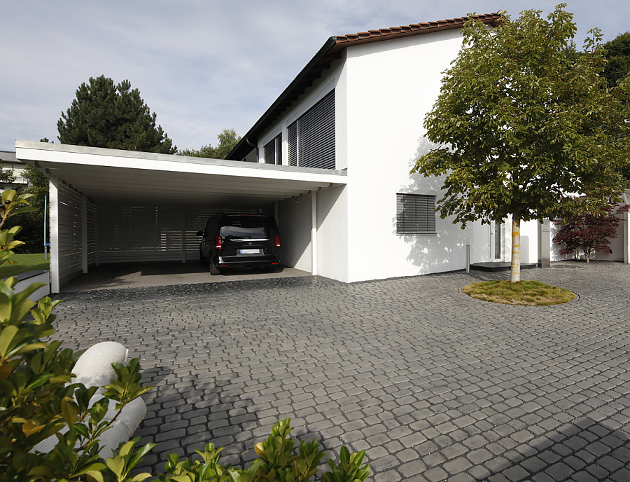 Hofeinfahrt mit Haus und Carport gepflastert mit COURT-STONE Pflastersteine Farbe Basalt 