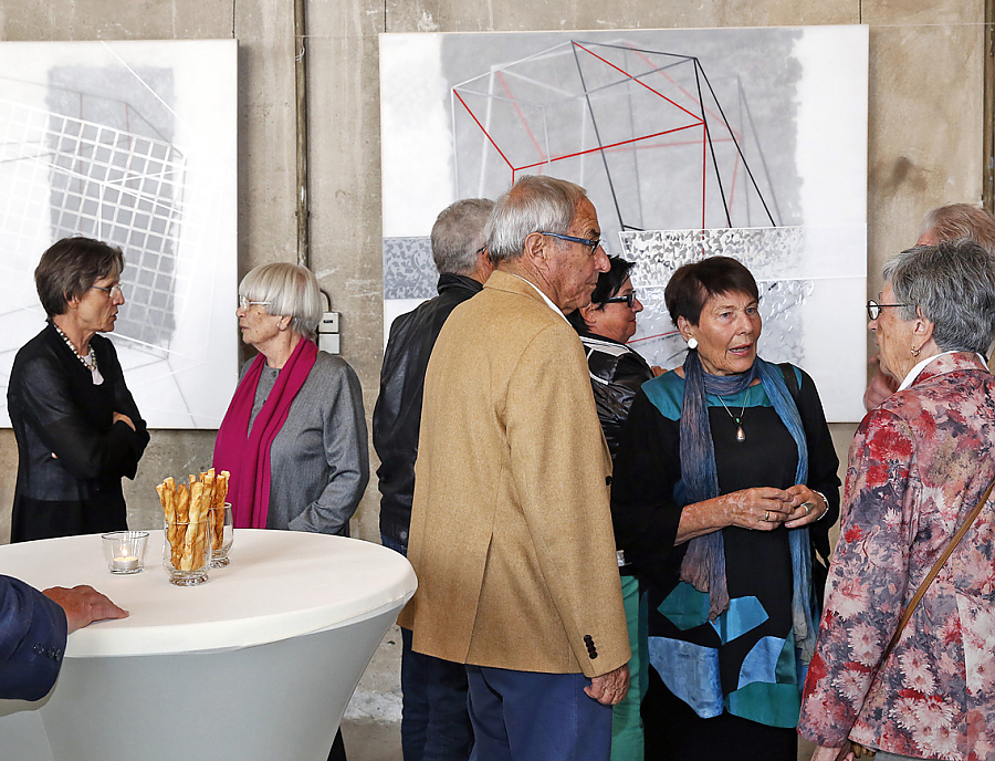 Besucher bei einer Vernissage