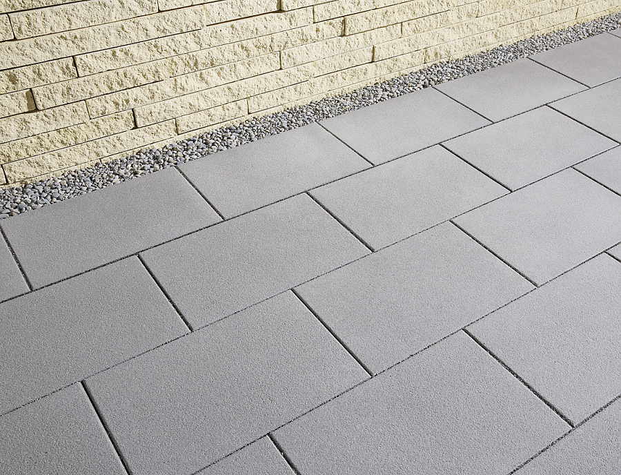 FORUM S Terrassenplatten FORUM S Terrassenplatten Farbe Anthrazit kombiniert mit CULT LONG-LINE Gartenmauer Farbe Kalkstein