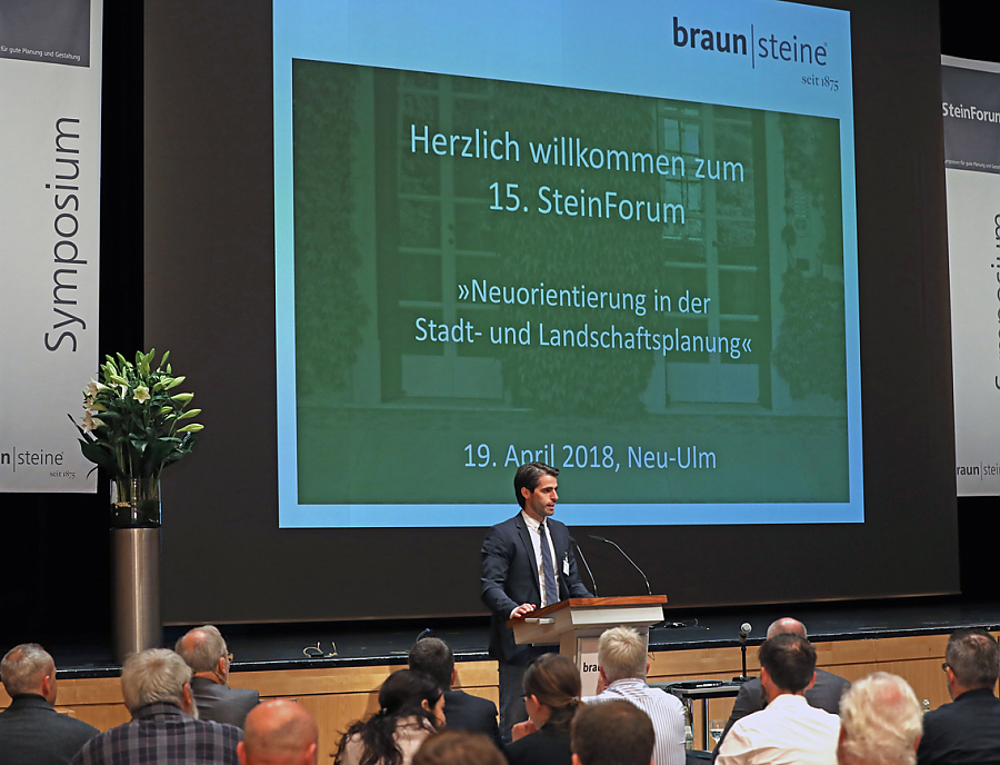 15. SteinForum Felix Braun spricht auf der Bühne beim 15. SteinForum