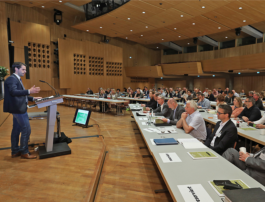 Felix Braun spricht auf der Bühne beim 15. SteinForum