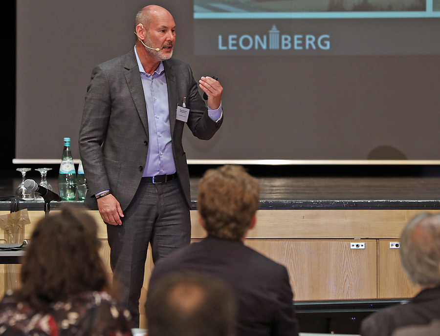 Ein Mann spricht auf der Bühne beim 15. SteinForum