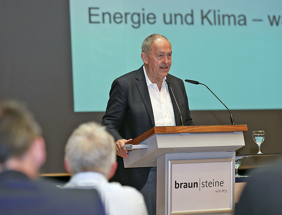 15. SteinForum Ein Mann spricht am Rednerpult
