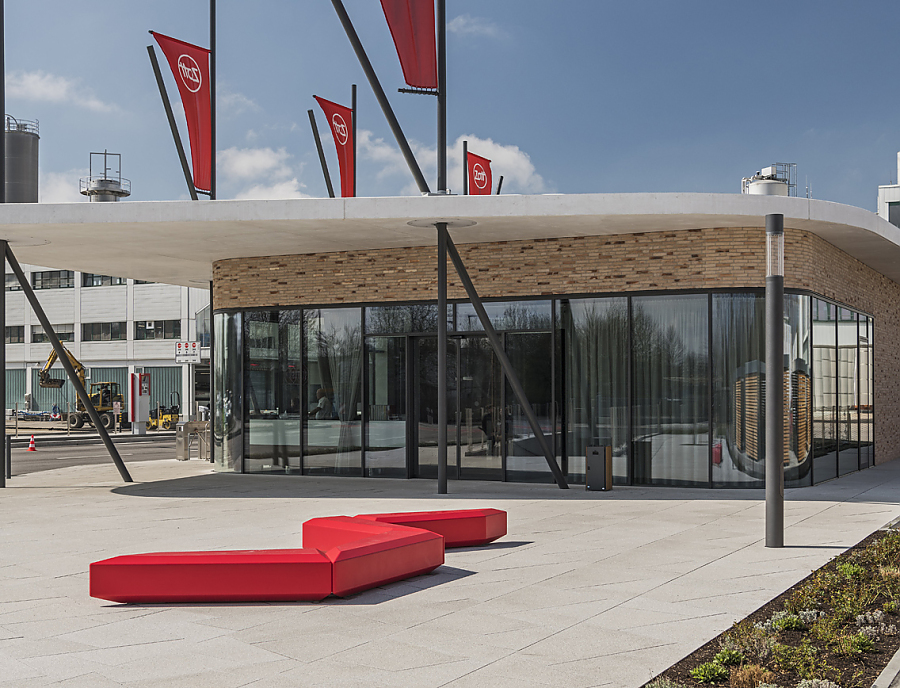 PODIUM Polygonalplatten bei Zott in Mertingen