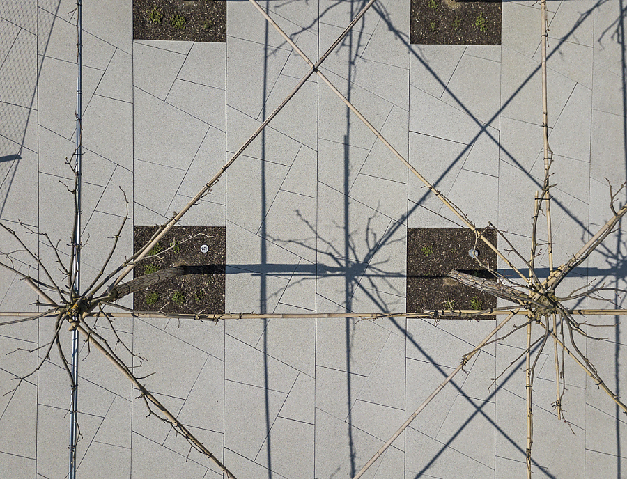 PODIUM ARCHITEKTUR Polygonalplatten in der Farbe Opalgrau