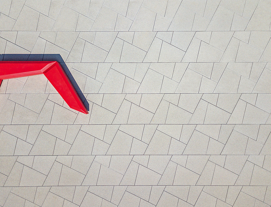 PODIUM ARCHITEKTUR Polygonalplatten in der Farbe Opalgrau