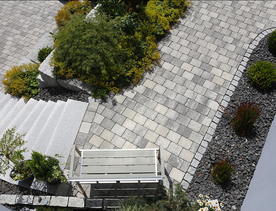 TEGULA Pflasterstein in der Farbe Silver-Shadow als Weggestaltung