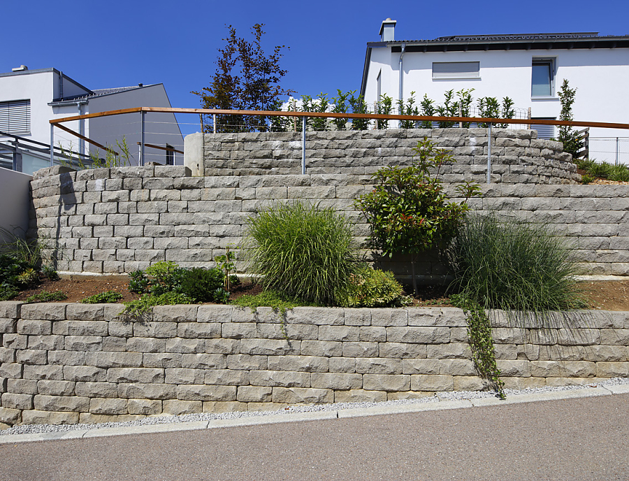 Gartenmauer SANTURO Weinbergmauer in der Farbe Naturgrau als Gestaltungselement im Garten