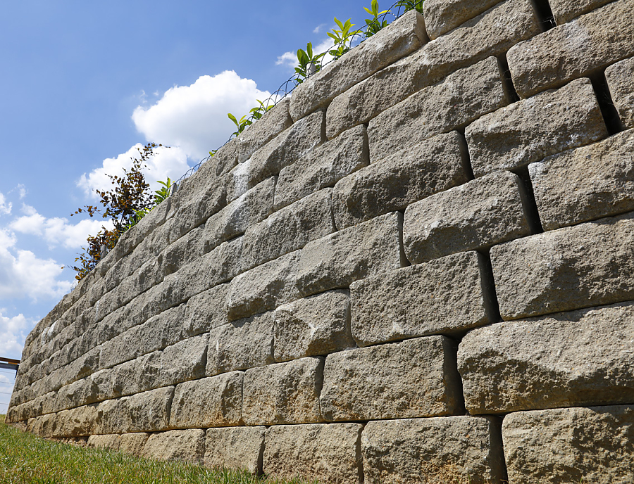 Gartenmauer SANTURO Weinbergmauer in der Farbe Naturgrau als Gestaltungselement im Garten