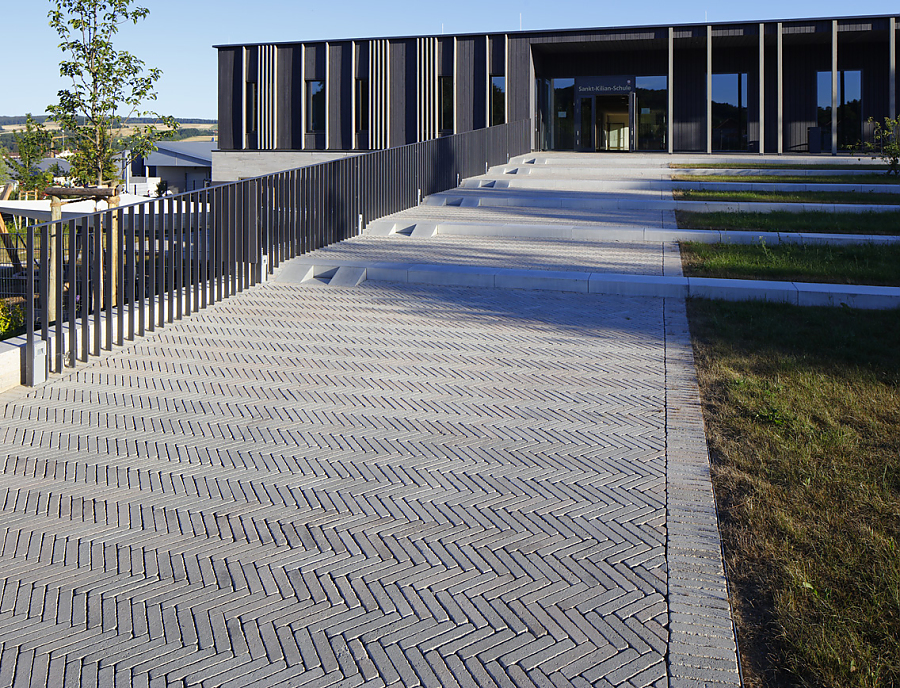 Pflasterstein MAURINO Riemchenstein Schulhofgestaltung mit Pflasterstein MAURINO Riemchenstein in der Farbe Greige-Schattiert