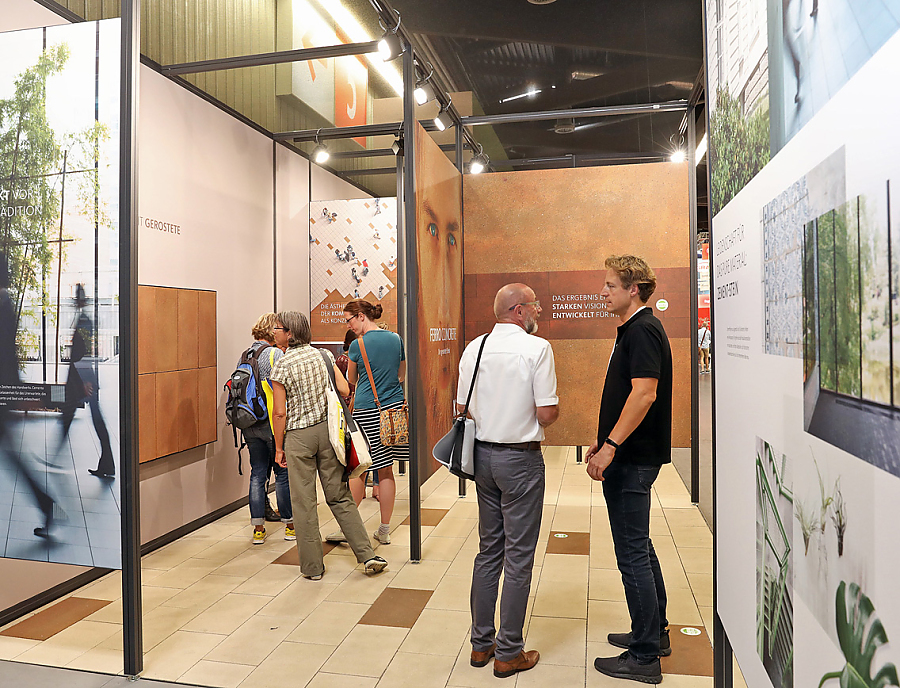 Besucher beim Messestand auf der Messe GaLaBau 2018