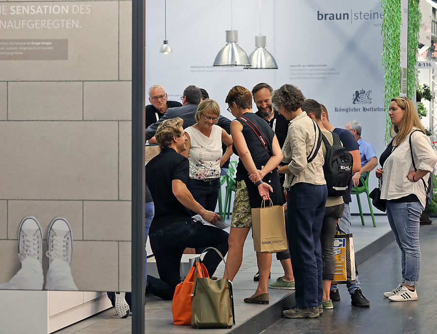 Besucher beim Messestand auf der Messe GaLaBau 2018