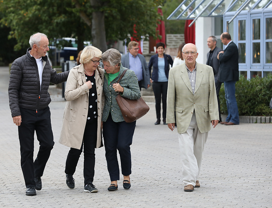 Besucher bei der Vernissage