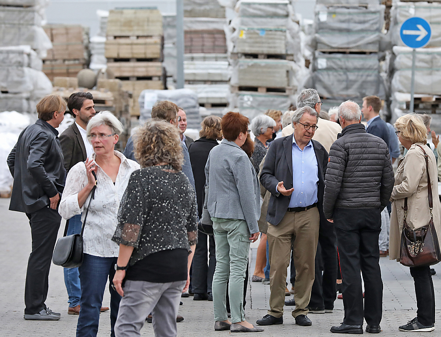 Besucher bei der Vernissage