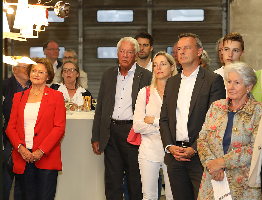 Besucher bei der Vernissage