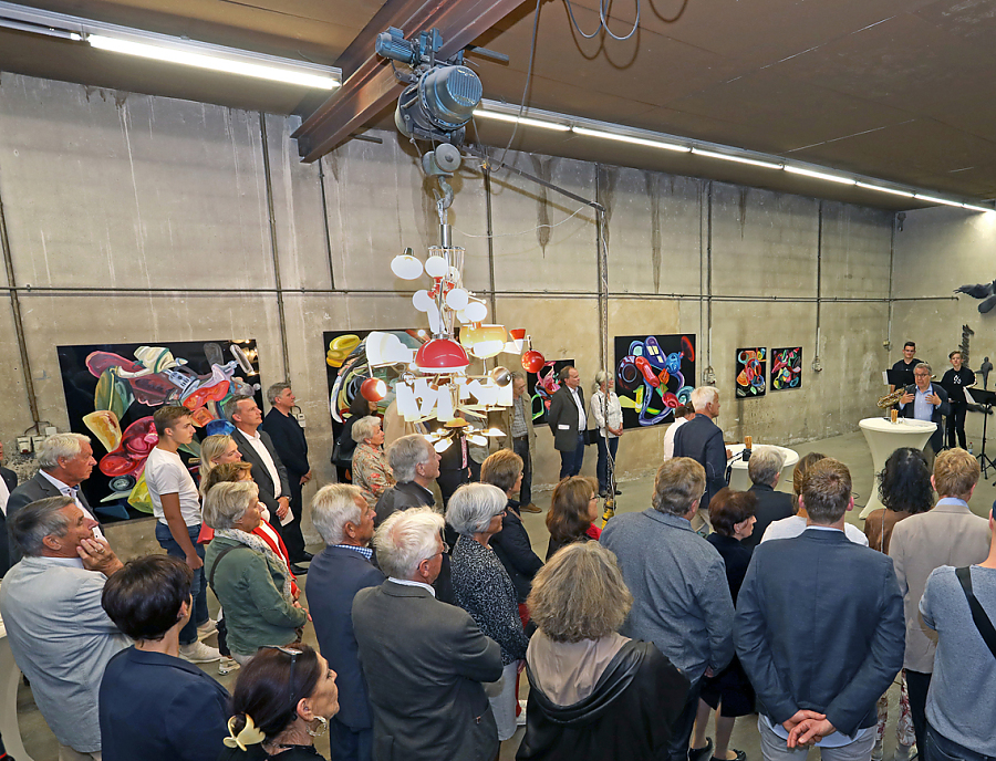 Besucher bei der Vernissage