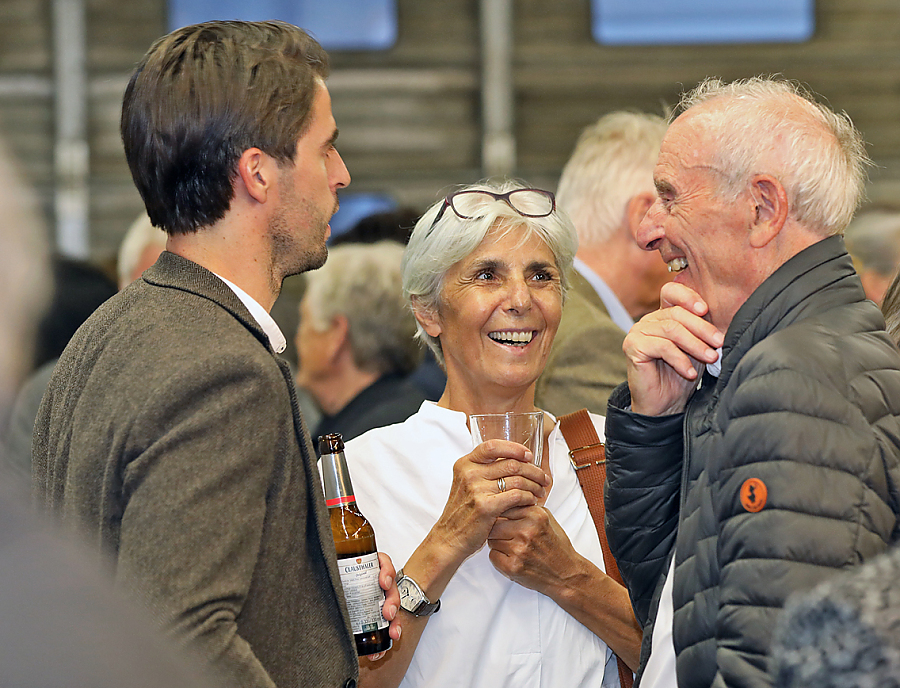 Besucher bei der Vernissage