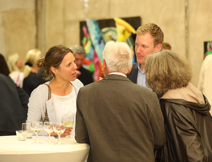 Besucher bei der Vernissage