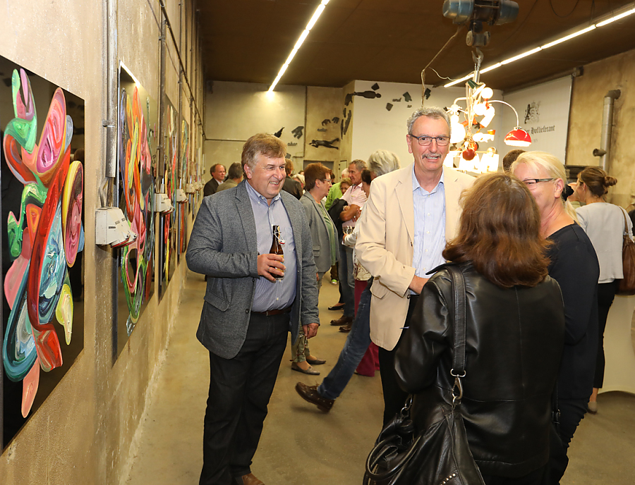 Besucher bei der Vernissage