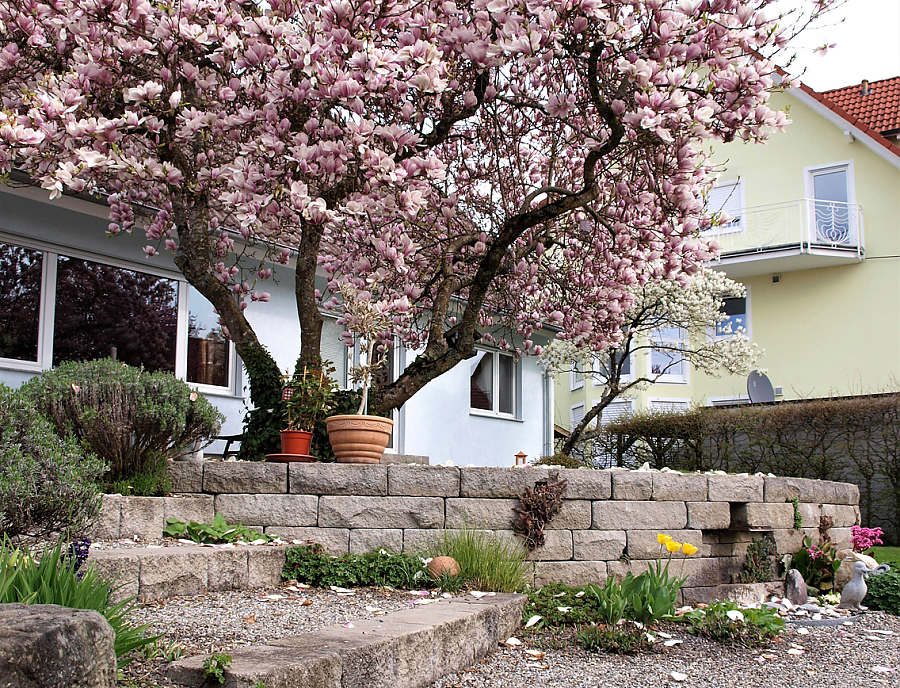 Haus mit einer SANTURO Landhausmauer