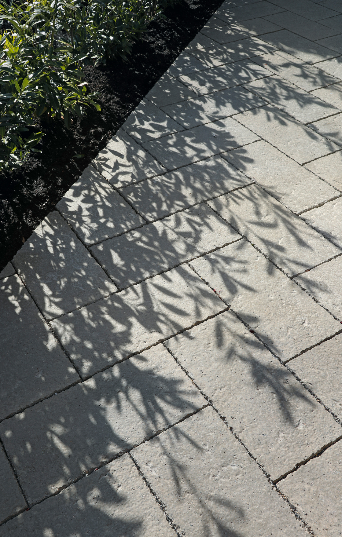 Gartenweg im mediterranen Stil mit SANTURO Terrassenplatten