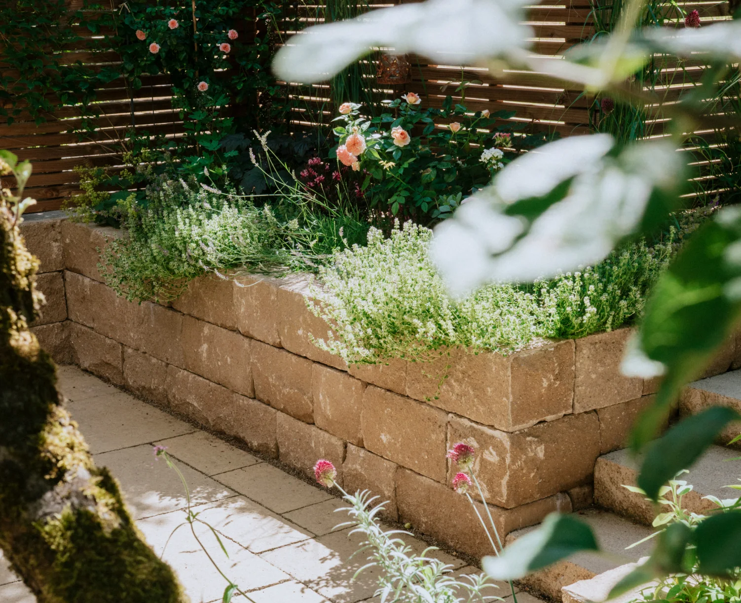 Blumenbeet mit SANTURO Landhausmauer