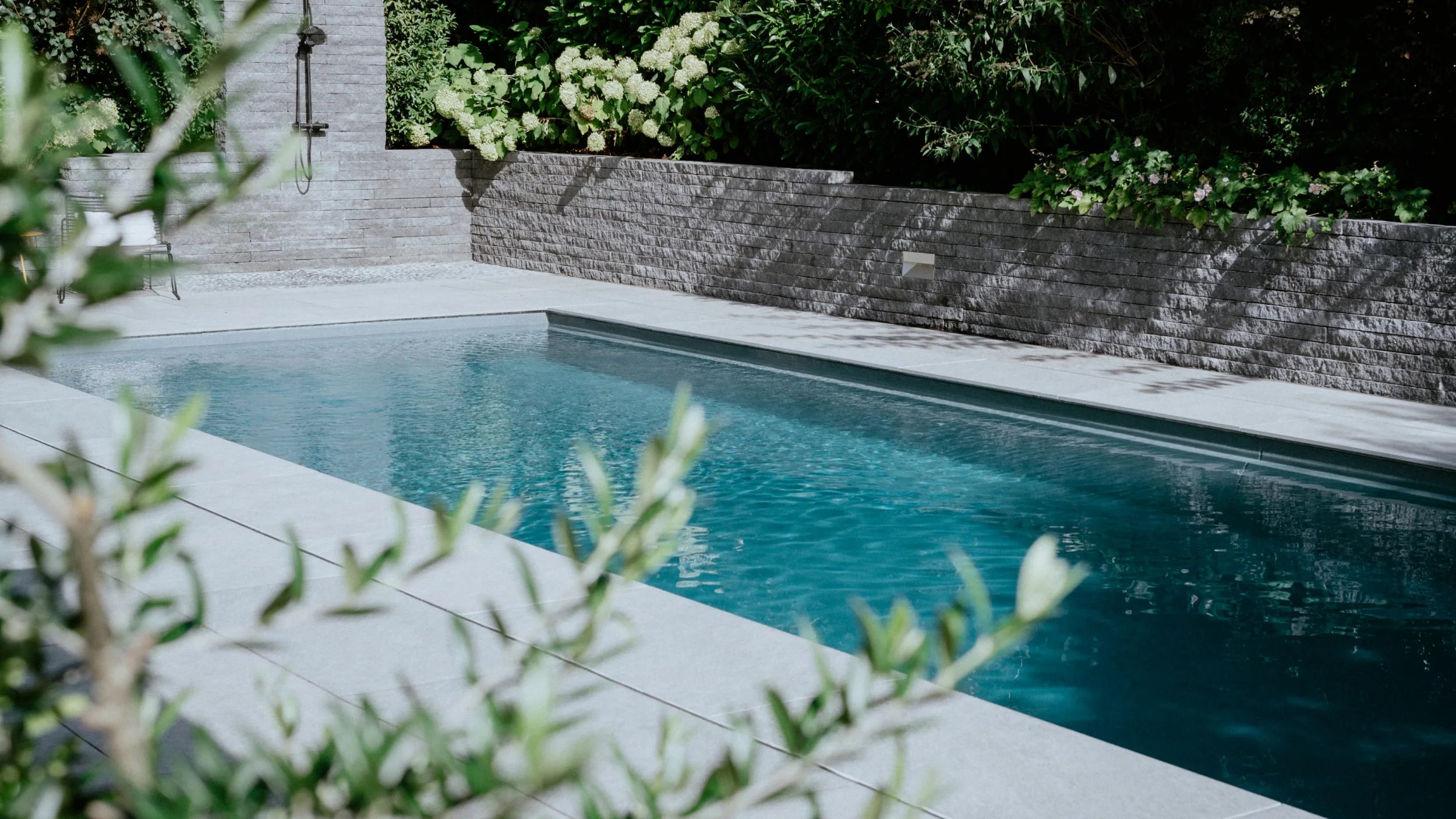 Pool mit CULT LONG-LINE Mauer