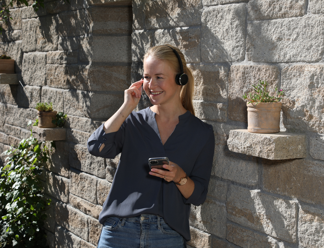 Eine Frau telefoniert mit einem Headset