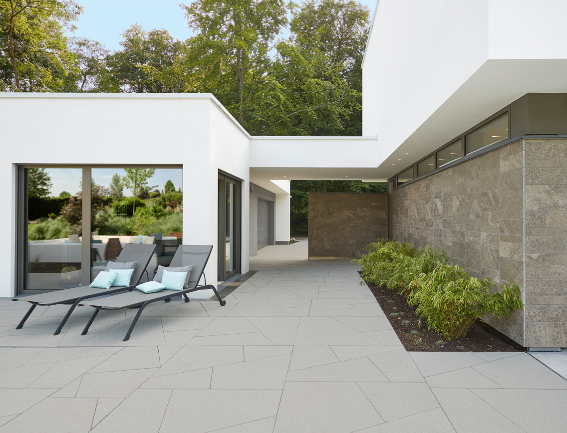Terrasse im modernen Stil mit PODIUM ARCHITEKTUR Terrassenplatten