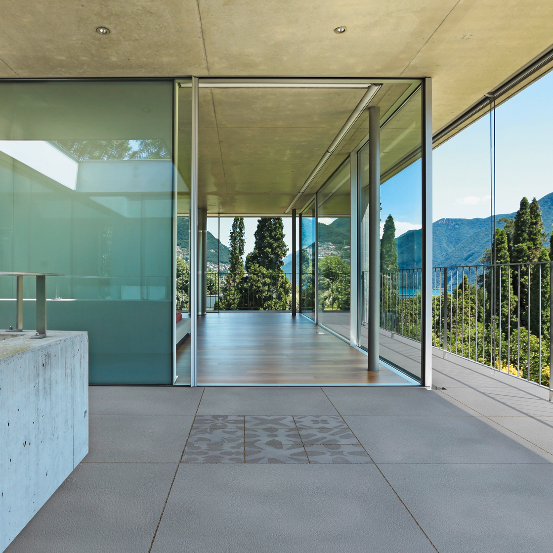 Moderne Terrasse mit CEMENTO Terrassenplatten