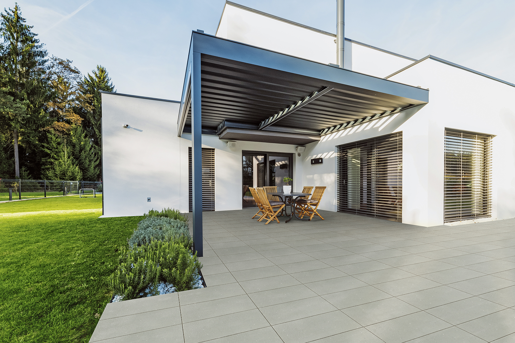 Terrasse mit VELVET CONCRETE Terrassenplatten