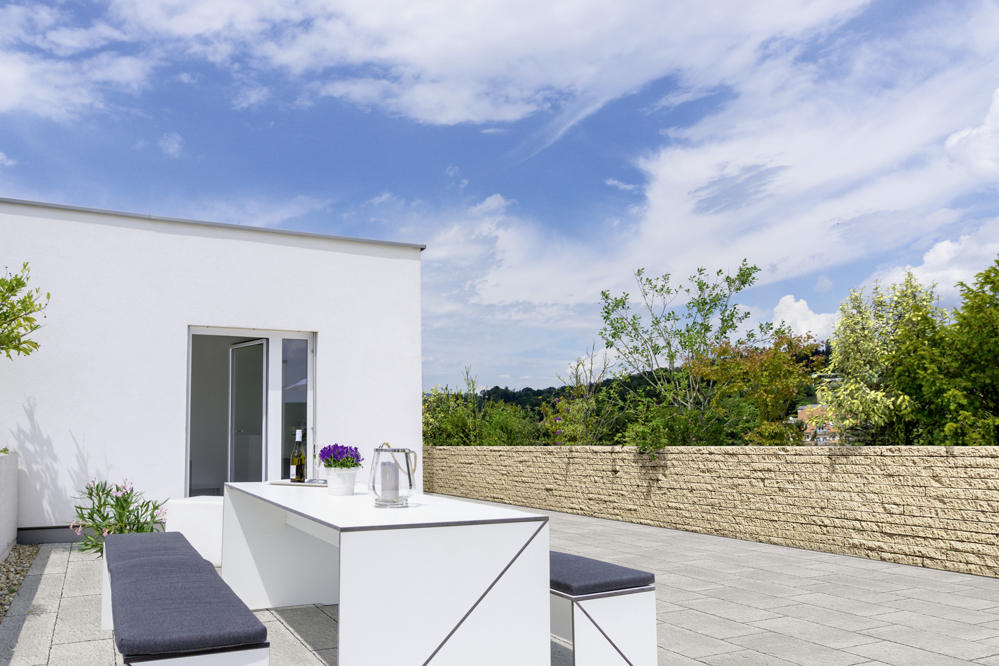 Terrasse mit CULT LONG LINE Mauer