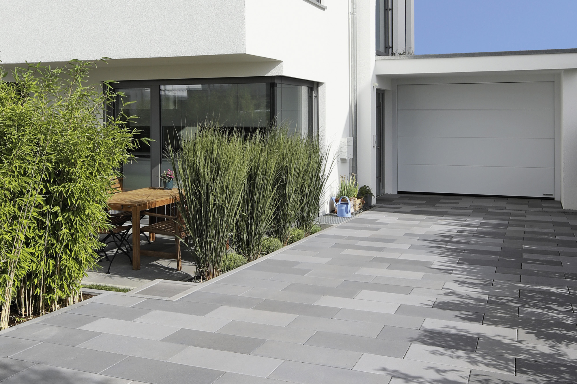 Hofeinfahrt mit VELVET CONCRETE Pflastersteinen