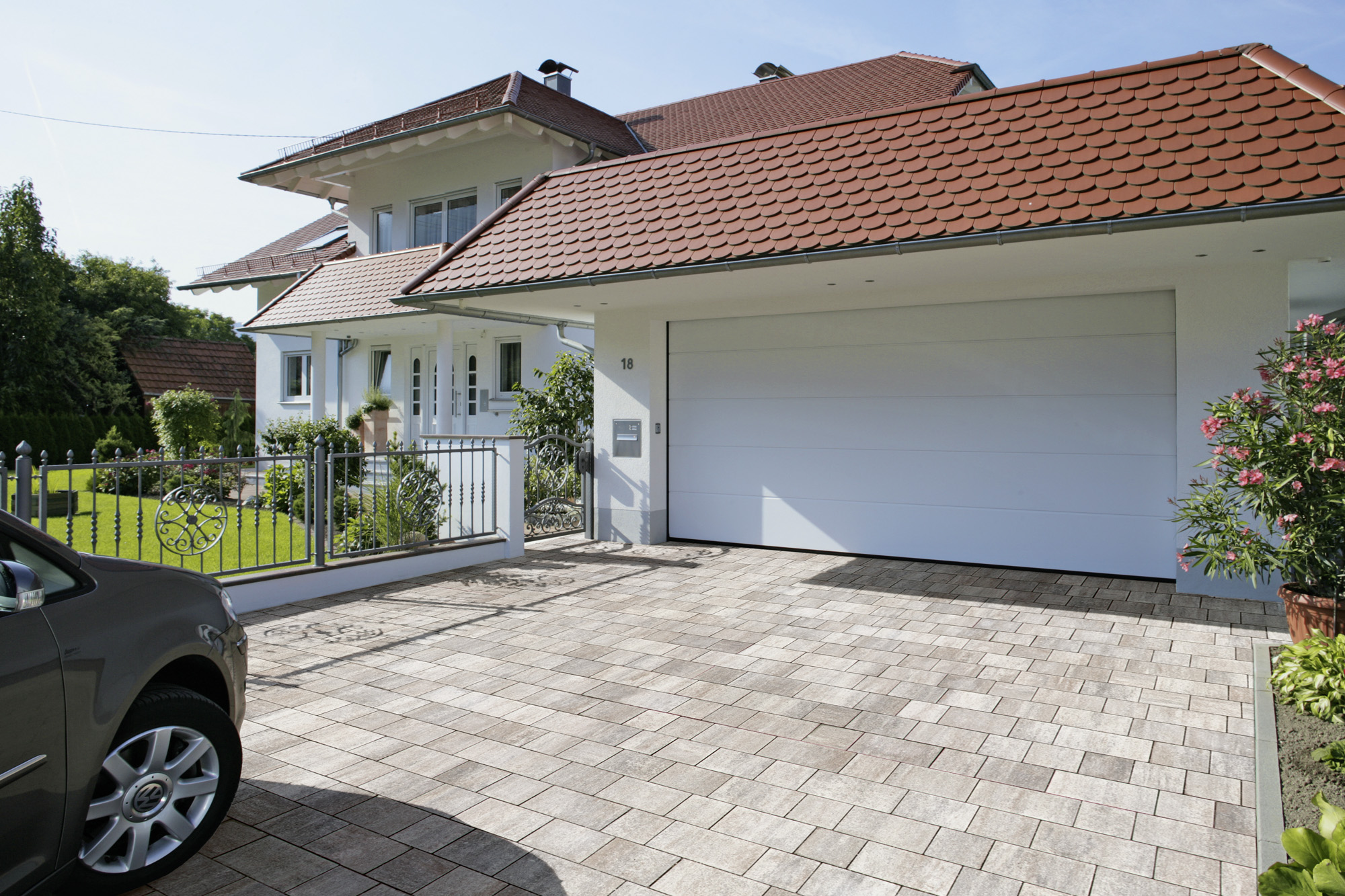 Hofeinfahrt mit SWING Pflastersteinen