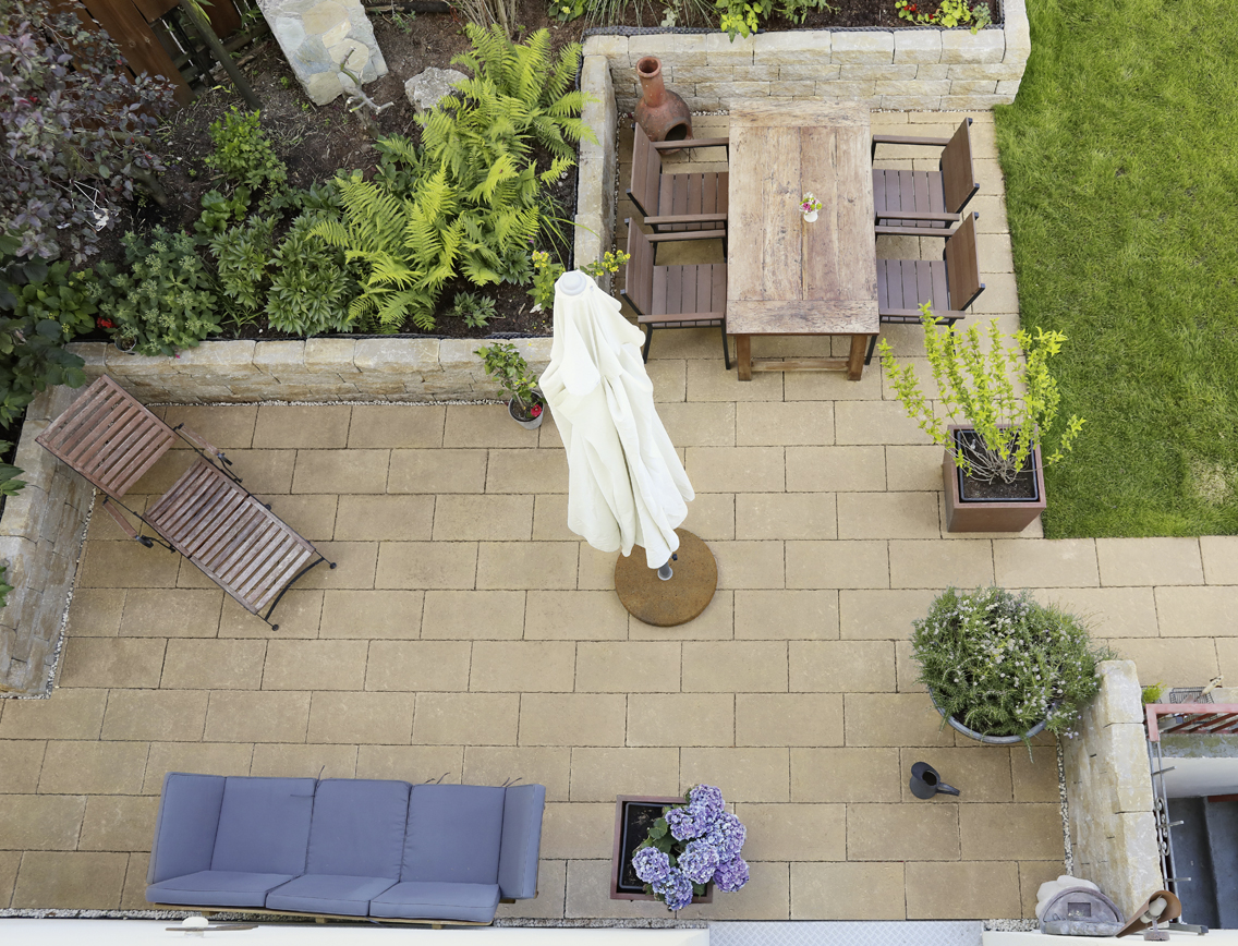 Terrasse mit SANTURO Terrassenplatte