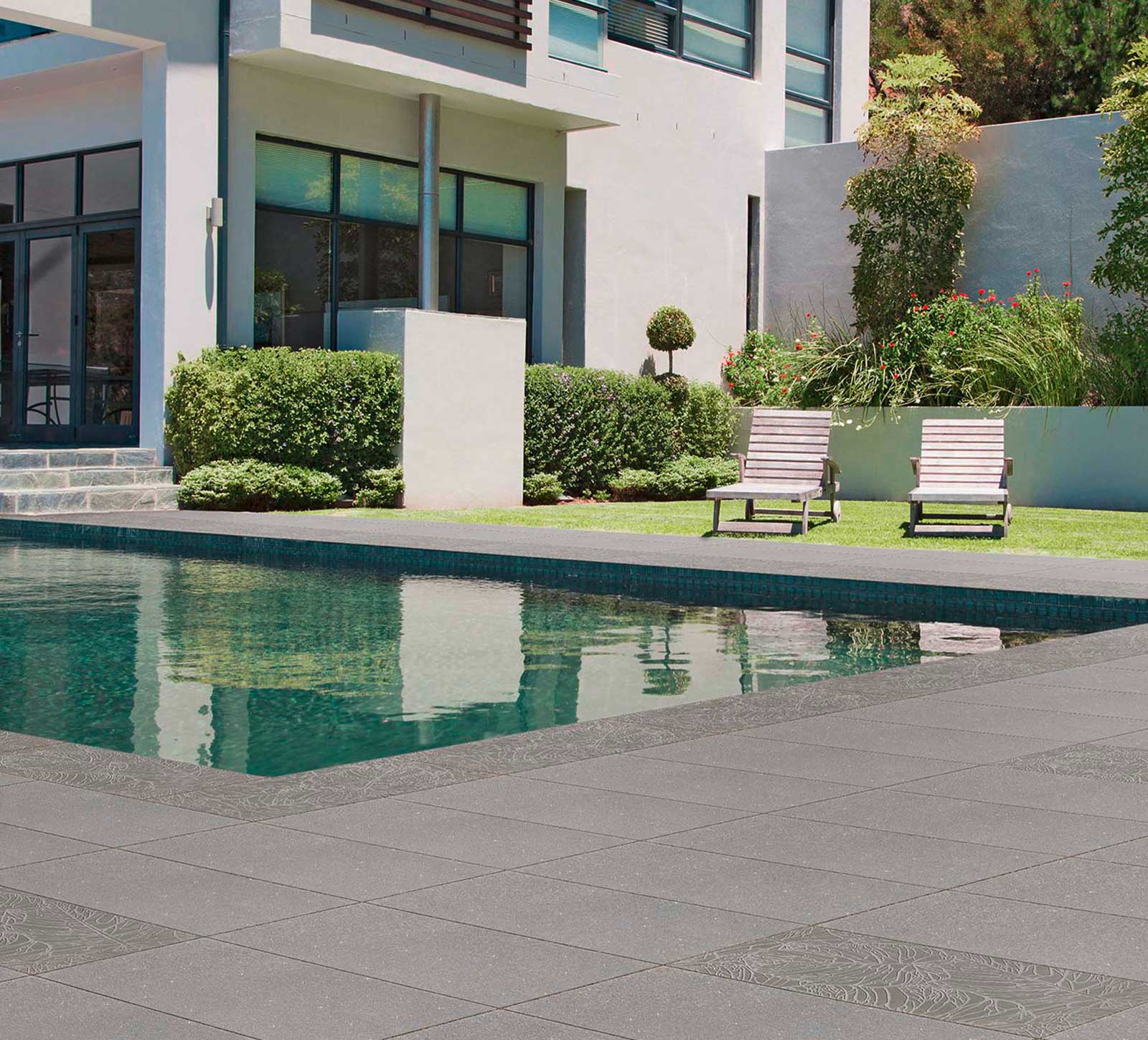 Terrassenplatte Biofila um einen Pool verlegt.