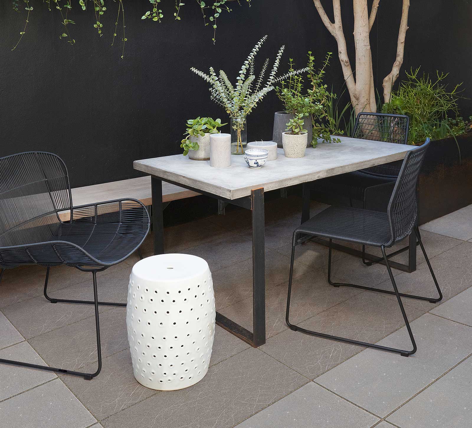 Terrassenplatte Biofila verlegt auf einer Terrasse mit einer Sitzgruppe