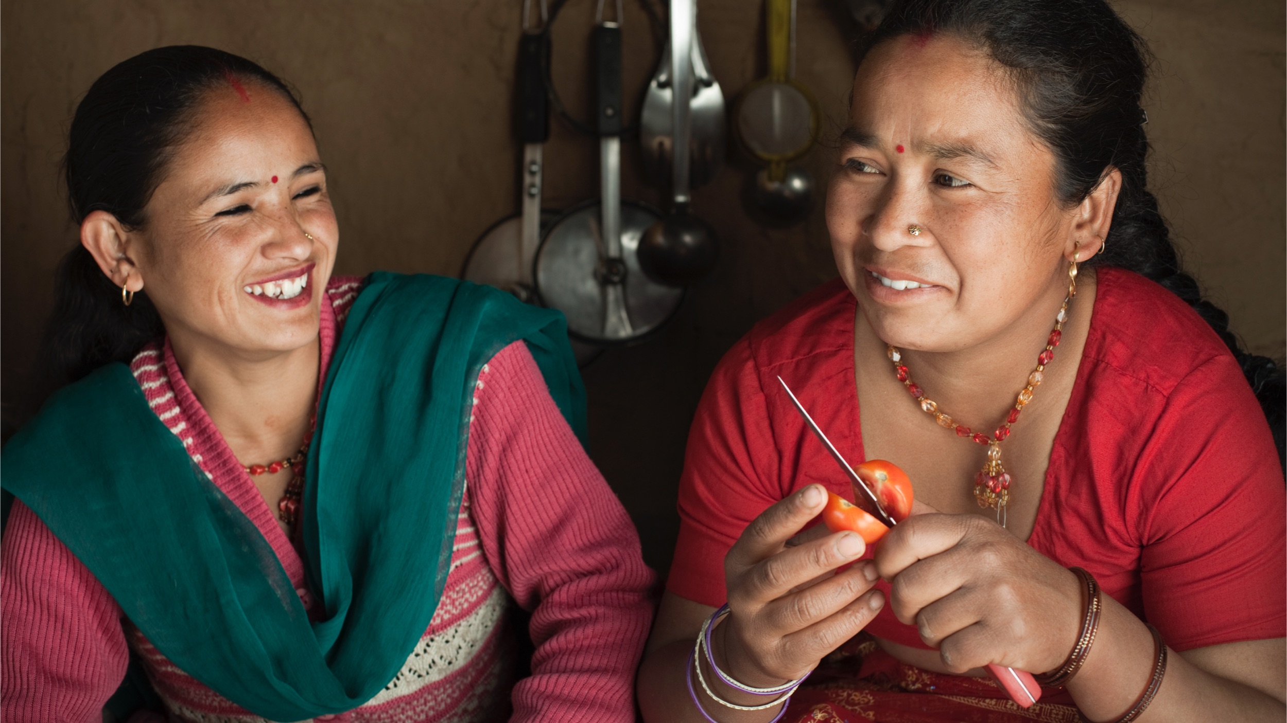 Zwei nepalesische Frauen beim Kochen
