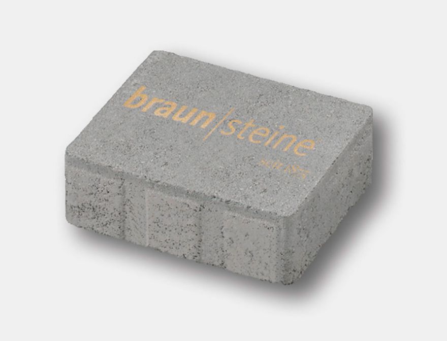 Betonstein mit der Aufschrift braun-steine