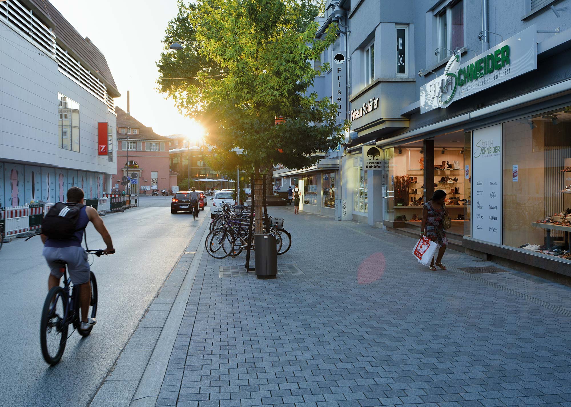 Einkaufsstraße mit Air Clean Pflastersteinen