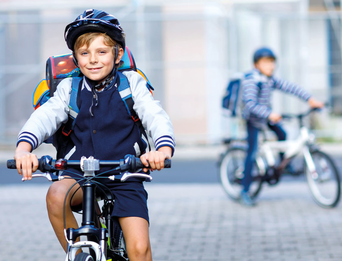 Ein Junge auf einem Fahrrad