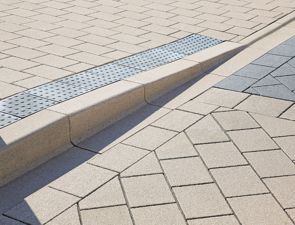 Neugestaltung des Ortskerns Rudersberg mit Produkten von braun-steine Ortsdurchfahrt Rudersberg mit LAMBADA Pflastersteinsystem und PARK AVENUE Randstein-Entwässerungs-System